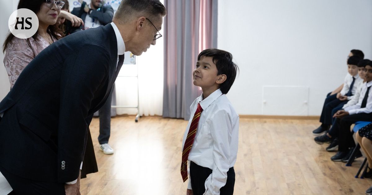 Lapset hämmästyivät, kun Stubb ajoi pihaan Uzbekistanissa