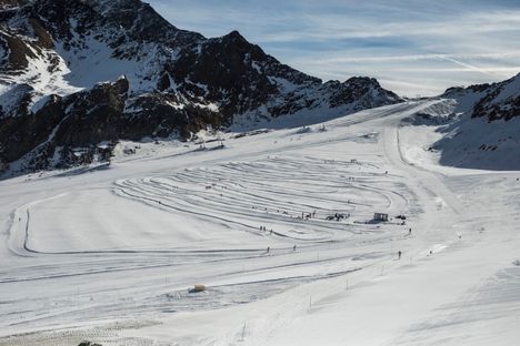 Noin 3 200 metrissä sijaitseva Val Senalesin jäätikkö kuvattuna vuonna 2017.