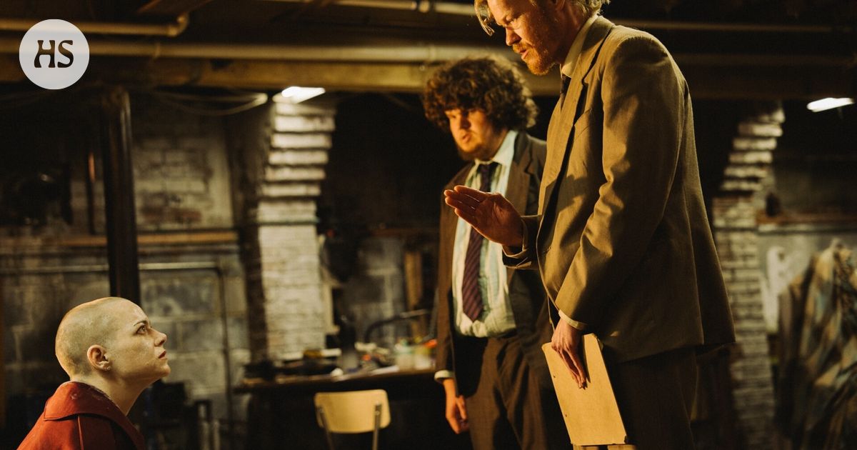 Elokuva-arvio | Emma Stonen millintarkkaa näyttelijäntyötä hykerryttävässä satiirissa voi vain ihailla - HS.fi