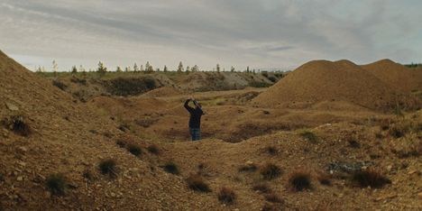 Dokumentin katsojakin joutuu vaskoolihommiin, siilaamaan kimmeltävät hippuset esiin kullankaivajien yksitoikkoisesta arjesta.