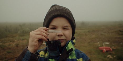 Nils-Emil on kullankaivajayhteisön ainoa lapsi. Hän löysi ensimmäisen kultahippunsa keinuessaan.