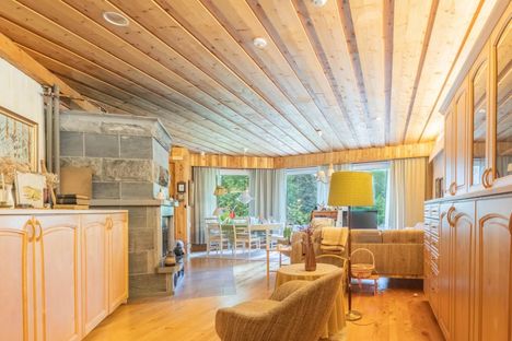 Leivinuunin ja takan yhdistelmällä voi lämmittää taloa ja laittaa ruokaa.