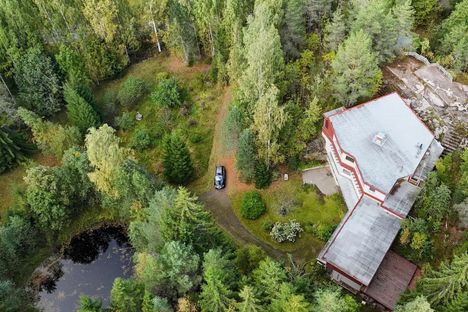 Pihamaalla on metsää ja hedelmäpuita. Luolansuu sijoittuu oikealle yläkulmaan.