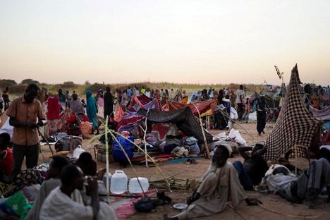 Al-Fashirista monet ihmiset ovat paenneet noin 70 kilometrin päässä sijaitsevaan Tawilan kaupunkiin.
