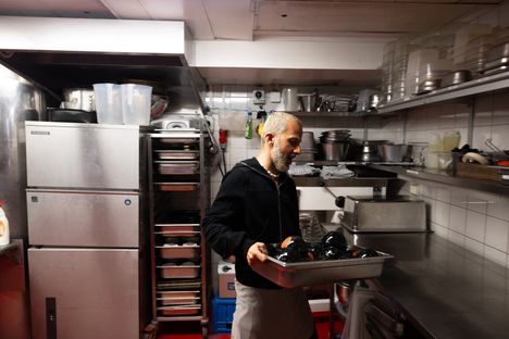 The Room on toiminut toisen ravintolan kanssa samoissa tiloissa Helsingin Pohjoisesplanadilla. Kozeen Shiwan ravintolan keittiötiloissa kesällä 2024.