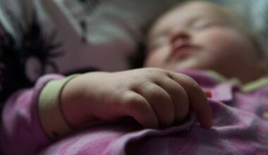 Äiti valvoo, isä nukkuu – tutkimus selvitti: näin vanhemmat perustelevat hoitovastuun jakamista öisin | Keski-Suomi