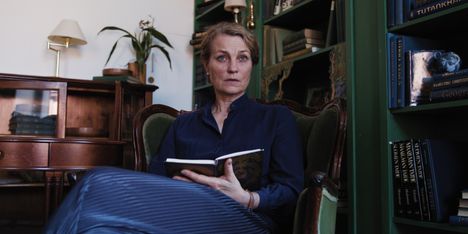 Jonna Järnefelt näyttelee psykoterapeutti Anua, jonka juhannuksesta tulee painostava painajainen.