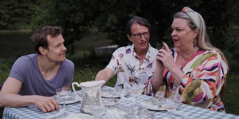 Juhannusjuhliin osallistuu Anun poika Antti (Samuel Kujala) sekä ystäväpariskunta (Tobias Zilliacus ja Elina Knihtilä).