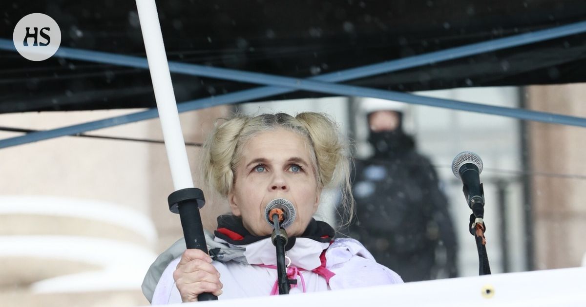 Puheenjohtaja kyllästyi Jaana Kavoniuksen jatkuviin keskeytyksiin ja hiljensi tämän mikrofonin