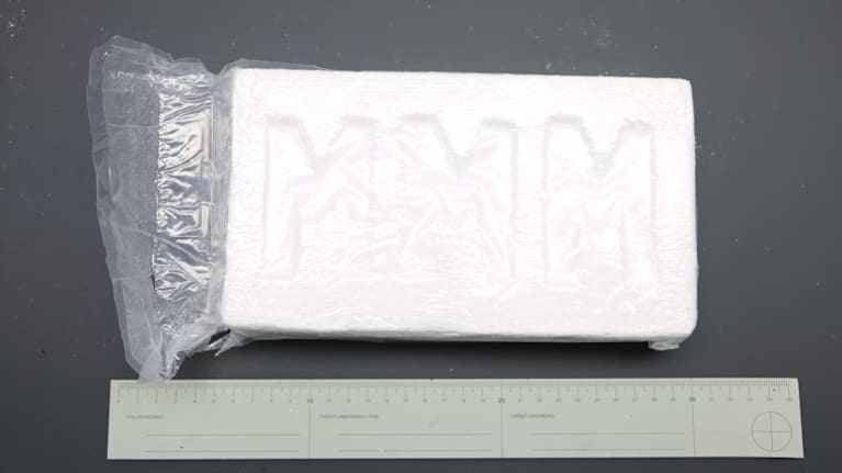 Kuvassa on muovipussi, jossa on kilo valkoista poliisin takavarikoimaa kokaiiinia Lahdessa.