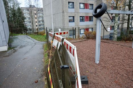 Tapahtumapaikkaa kävi ihmettelemässä muutamia ihmisiä perjantai-iltapäivänä.