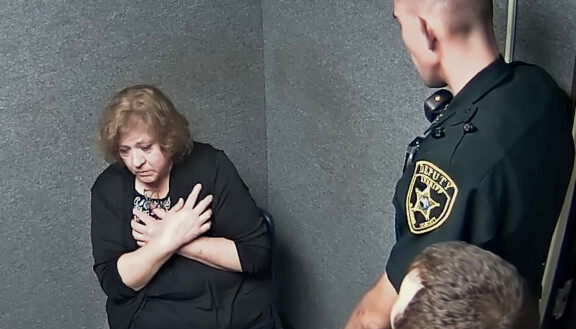 Susan Lorincz poliisin kuulusteltavana.