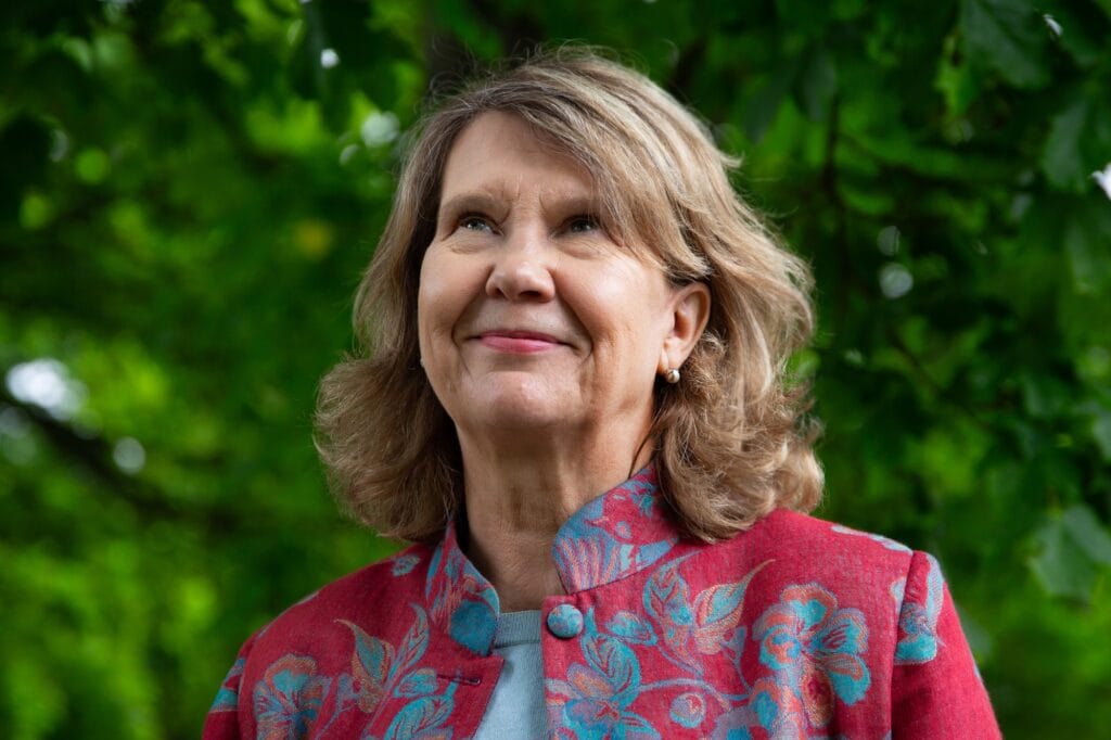 liisa tyrväinen katsoo kameraan