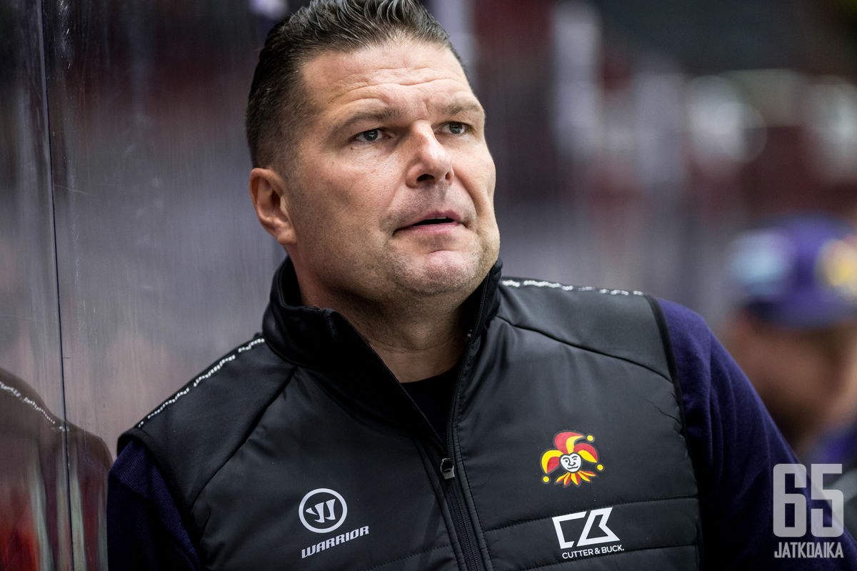 Jokerien päävalmentajalla Tomek Valtosella riittää työnsarkaa.