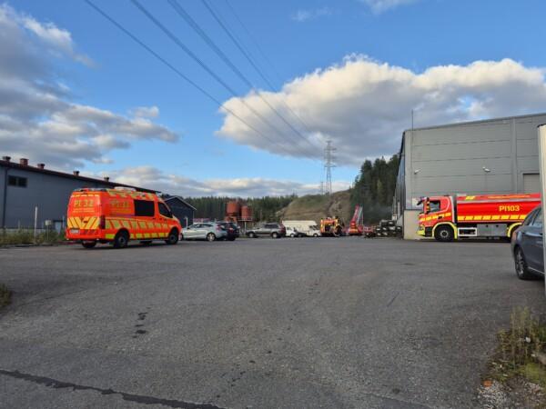 Paikalle saapui runsaasti pelastuslaitoksen yksiköitä, joista osa poistui...