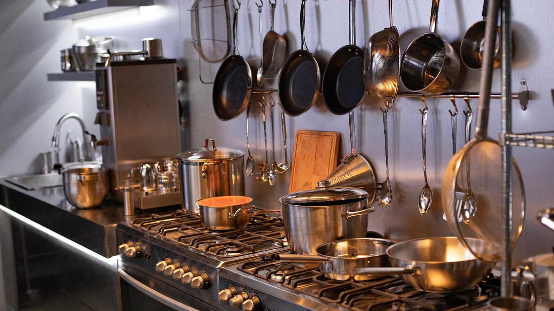 Suosikkisarja palaa uudistuneena - kuppilat laitetaan kuntoon nyt uuden kokin avustuksella - Viihde