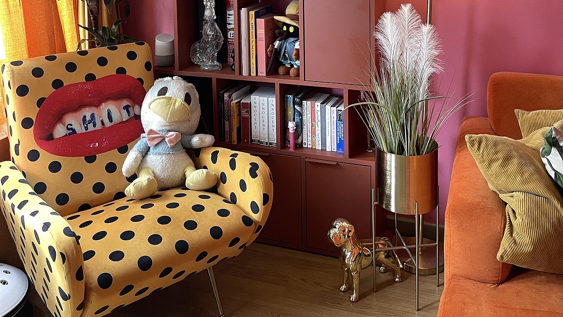 Sini havittelee kotiinsa todellista maksimalistisuutta: 'Tavoitteena jopa klaustrofobinen tunnelma' - Koti