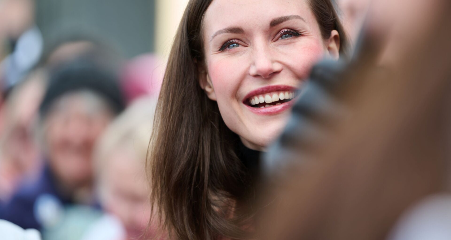 Sanna Marin esittelee erikoisia sukkahousujaan – katso kuva