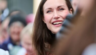 Sanna Marin esittelee erikoisia sukkahousujaan – katso kuva