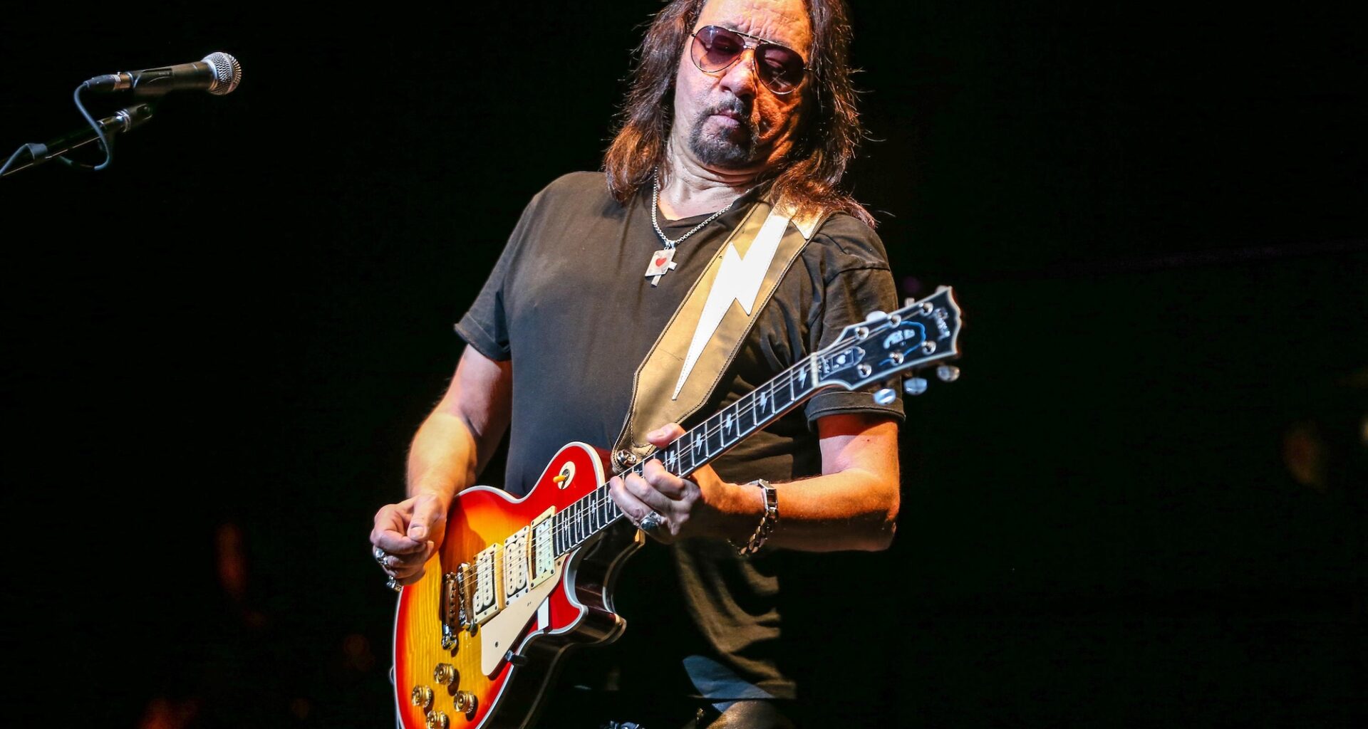 Ace Frehley laskettiin haudan lepoon – Kiss-muusikot olivat paikalla hyvästelemässä edesmenneen toverinsa