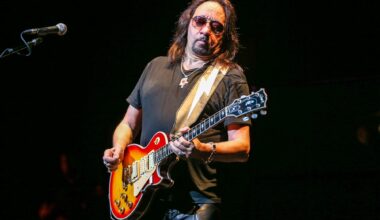 Ace Frehley laskettiin haudan lepoon – Kiss-muusikot olivat paikalla hyvästelemässä edesmenneen toverinsa