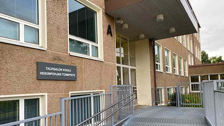 Talvisalon koulun Heikinpohjan yksikkö kuvattuna ulkoapäin.