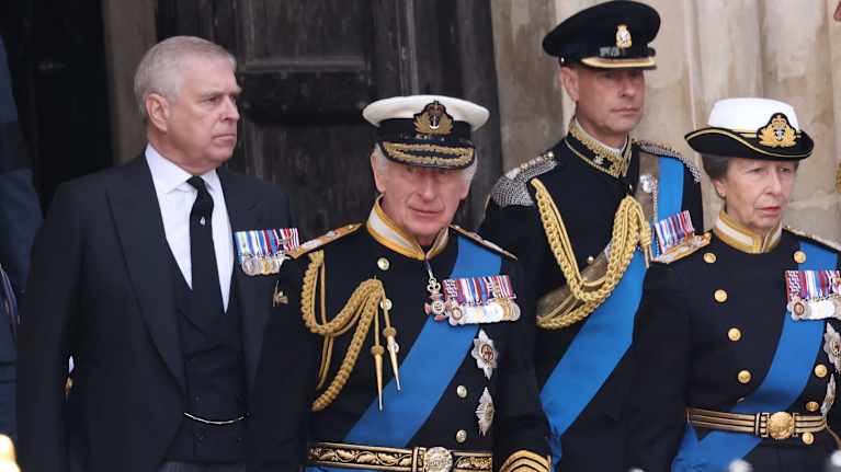 Kuvassa näkyy taka-alalla prinssi Andrew puvussa ja kunniamerkit rinnuksissa. Etualalla ovat kuningas Charles, prinsessa Anne ja prinssi Edward univormuissaan.