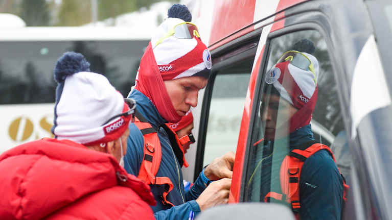 Alexander Bolsjunov går in i en bil.