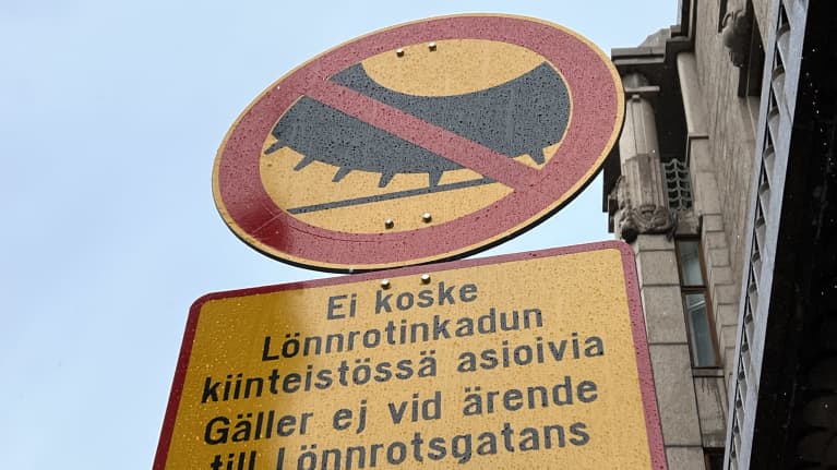 Nastarengaskieltomerkki Helsingin Lönnrotinkadulla.