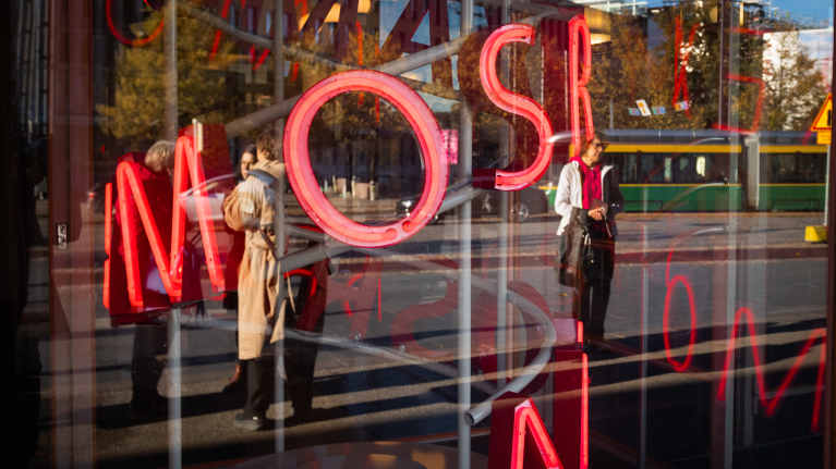 Ihmisiä Mannerhemintiellä odottamassa Amos Rex -museon avautumista.