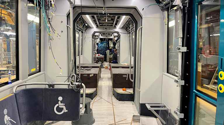 Valmisteilla oleva raitiovaunu sisältä.
