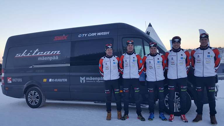 Team Mäenpääs skidåkare i november 2016.