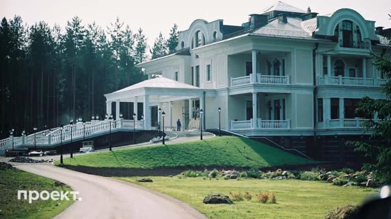 Kuvassa valkoinen hulppea omakotitalo, jonka väitetään olevan Venäjän presidentin koti.