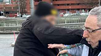 Mies hyökkää Ben Zyskowiczin kimppuun Itäkeskuksessa.