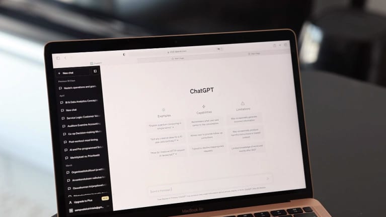 Tietokoneen näytössä Chat GPT-sovellus.