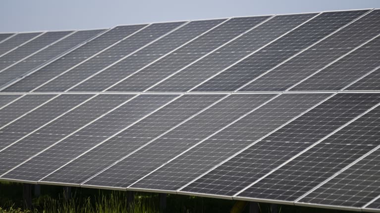 Aurinkopaneeleita aurinkopuistossa. Solarigo Systems Oy:n aurinkopuisto Kalajoella Pohjois-Pohjanmaalla.