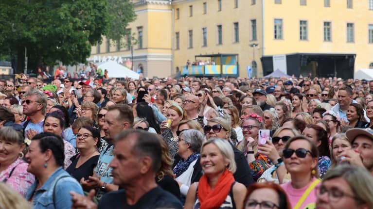 Yleisöjoukkoa festivaaleilla.