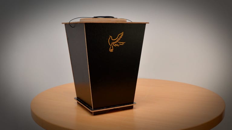 Tuhkauurna pöydällä.