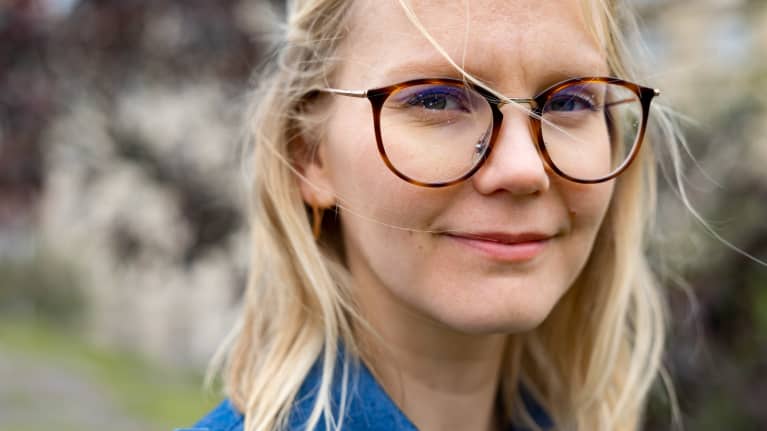 Katariina Mustasilta katsoo kameraan.