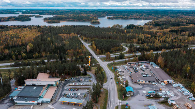 Kuortin aluetta. Abc-bensa-asema ja muita kiinteistöjä.