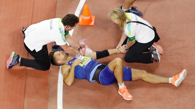 Magnus Kirtiä hoidetaan loukkaantumisen jälkeen.