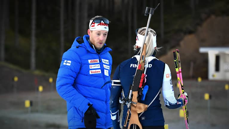 Erik Bartlett Kulstad instruerar Erika Jänkä på skidskyttelandslagets träning.