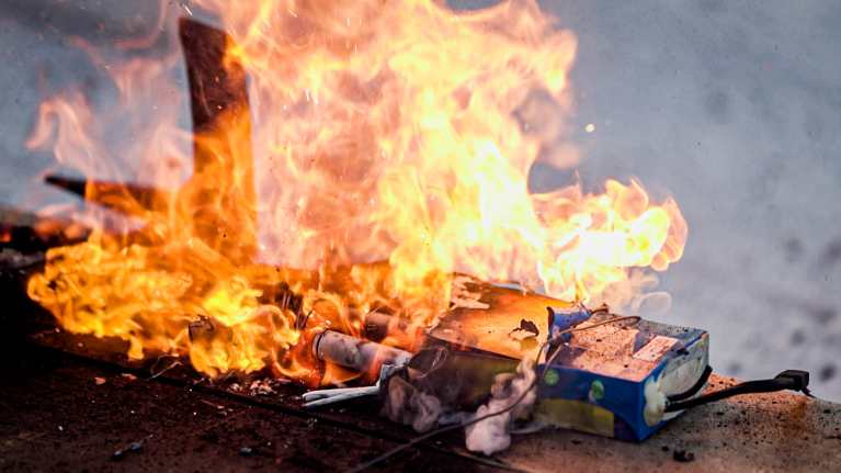 Sähköpotkulaudan akku palaa suurella liekillä.