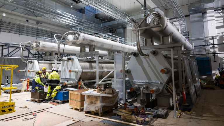 Suuria elektrolyysereitä Px2 Solution -vihreän vedyn tehdashallissa Harjavallassa. 9.1.2024