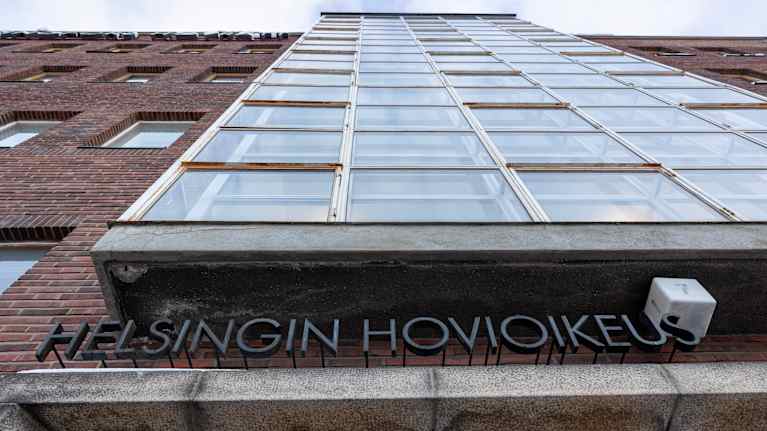 Helsingin hovioikeus-kyltti pääoven yläpuolella.
