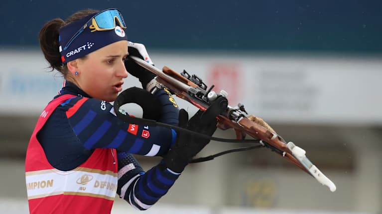 Julia Simon aseen kanssa.