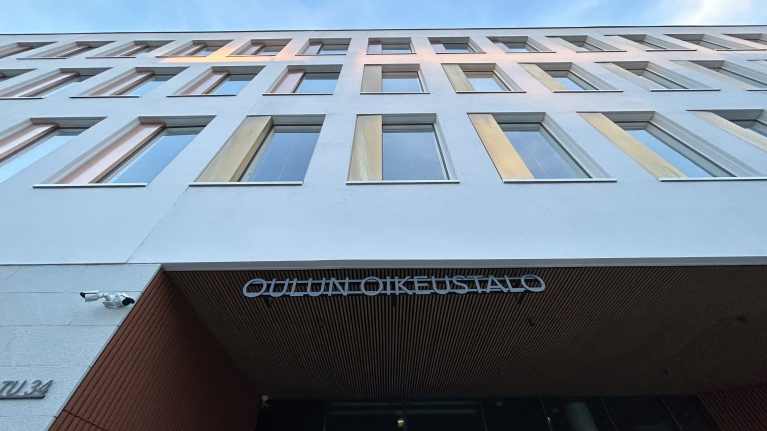 Oulun Oikeustalon edusta Torikadulla kaupungin keskustassa.