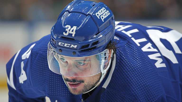 Toronton maalitykki Auston Matthews laukoi NHL-kauden 65. maalinsa kotipelissä Pittsburghia vastaan 8.4.2024.
