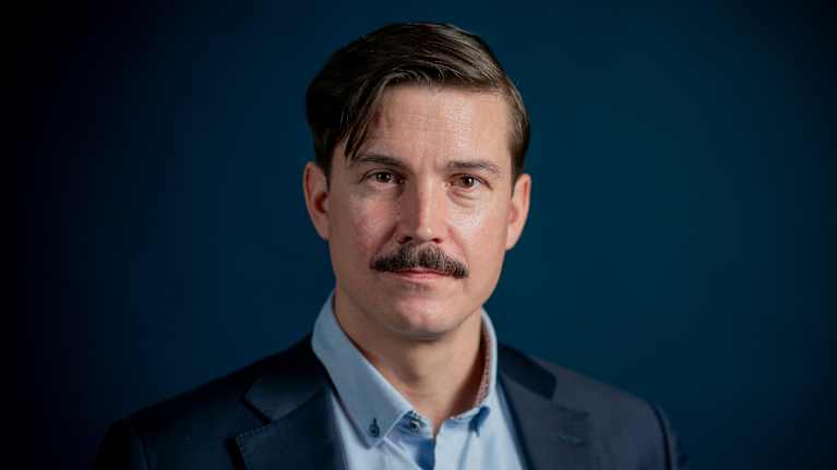 Ylen kolumnisti Timo R. Stewart studiokuvassa.