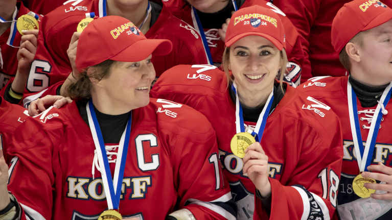 Karoliina Rantamäki ja Michaela Pejzlova poseeraavat IFK:n joukkuekuvassa mitalit kaulassaan.